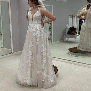 Unaltered Lillian West Wedding Dress Size 12